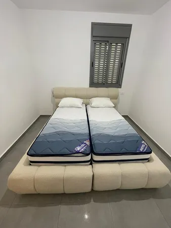 מיטה לחדר שינה ללא ארגזים ומזרון